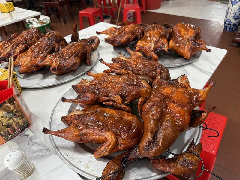 Những con vịt quay nguyên con bóng da xếp trên khay