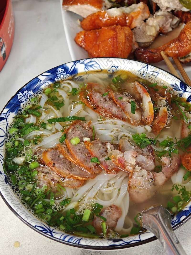 Bát phở vịt quay Hải Xồm với những lát vịt da giòn
