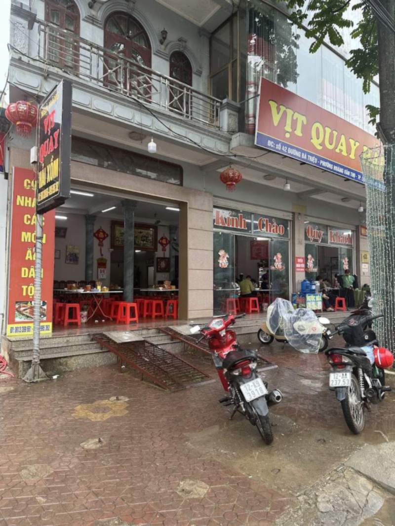 Mặt tiền nhà hàng Vịt Quay Hải Xồm trên đường Bà Triệu với biển đỏ