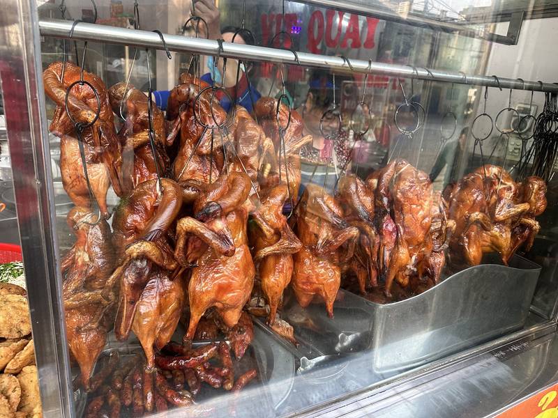 Vịt quay treo kín tủ kính trước quán
