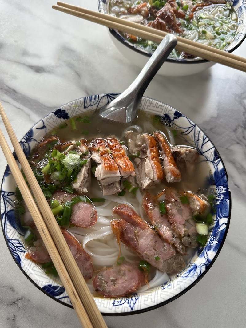 Tô phở vịt quay có lạp xưởng và hành lá