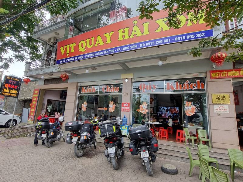Mặt tiền quán Vịt Quay Hải Xồm trên đường Bà Triệu với biển hiệu đỏ